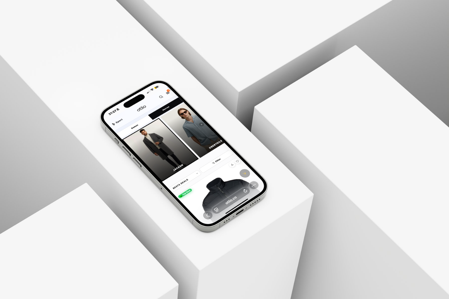 Person entspannt auf dem Sofa beim Mode-Shopping mit Otlio